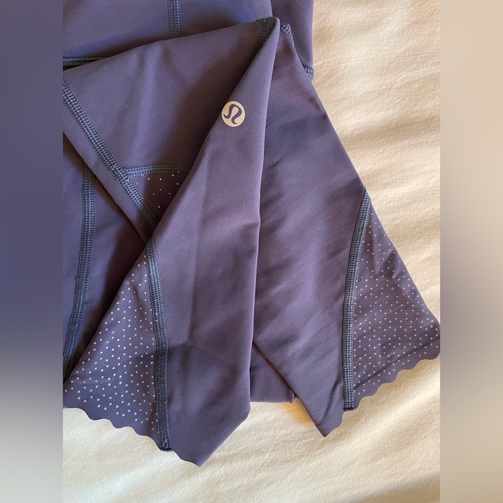EUC Lululemon 7/8 scallop dot stash pocket leggings. Size 6